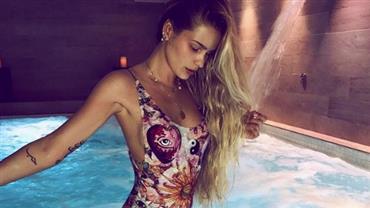 Yasmin Brunet esbanja sensualidade em clique de maiô na piscina