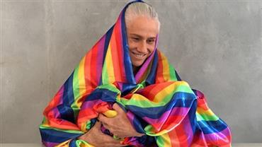 Vera Holtz transforma bandeira LGBT em manto: "Evangelho da diversidade"
