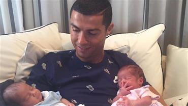 Cristiano Ronaldo posa com filhos gêmeos recém-nascidos: "Amores da minha vida"