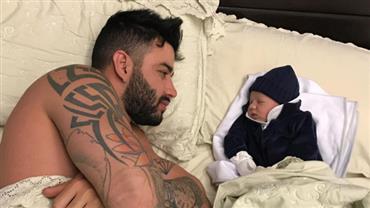 Andressa Suita compartilha clique fofo de Gusttavo Lima deitado com filho