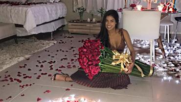 Ex-BBB Munik Nunes ganha surpresa romântica do noivo no aniversário