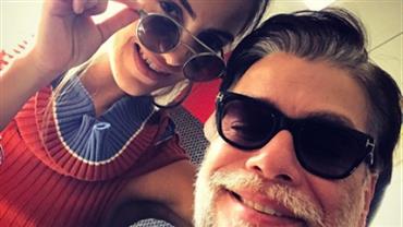 Fábio Assunção surge barbudo com namorada durante viagem ao Chile