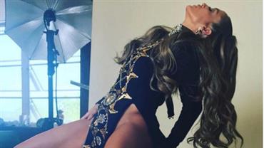 Jennifer Lopez dispensa calcinha em vestido com 'fenda infinita'