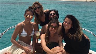 Na Espanha, Bruna Marquezine e Mariana Ximenes curtem passeio de iate