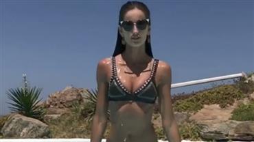 Na Grécia, Izabel Goulart "surge das águas" de biquíni em vídeo sexy