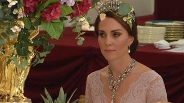 Kate Middleton ousa e investe em decotão durante evento da família real britânica