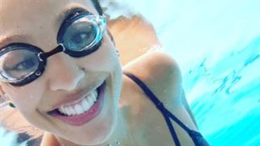 Grávida, Sheron Mennezes ostenta barriguinha em primeira aula de natação