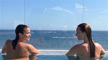 Bruna Marquezine e Mariana Ximenes aparecem fazendo "topless" juntas em piscina