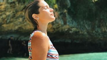 Falsa magra? Isabella Santoni exibe bumbum redondinho em foto de maiô