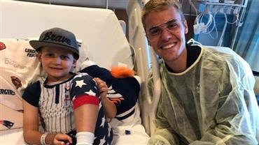 Justin Bieber visita fãs internados em hospital infantil na Califórnia