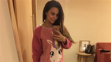 Viviane Araújo posa de pijaminha e sem maquiagem, mas pés chamam atenção