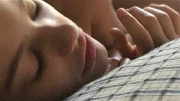 Chay Suede mostra Laura Neiva dormindo e fãs se derretem: "Dona da sensualidade"