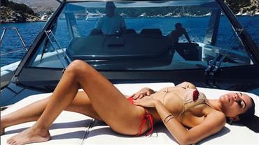 Empresária de Anitta, Marina Morena exibe belas curvas em iate