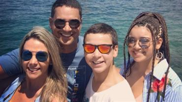 Carla Perez e Xanddy "esticam" férias e posam com os filhos na Grécia