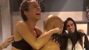 Paolla Oliveira agarra boneco em treino de luta e barriga trincada chama atenção