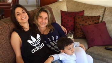Fernanda Gentil publica foto ao lado da namorada e o filho: "Muito amor envolvido"