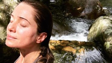 Letícia Spiller relembra banho de cachoeira ao postar selfie de biquíni