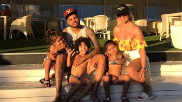 Dani Souza e Dentinho curtem dia de sol com os filhos em clube na Ucrânia