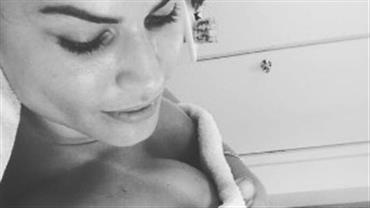 Natália Casassola faz topless e se contorce na cama para também exibir bumbum