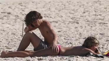 Isabella Santoni faz topless na praia e ganha apalpada generosa no bumbum