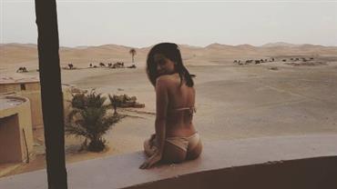 No deserto, Anitta posa de costas e exibe bumbum com biquíni que empina
