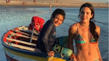 Juliana Knust posa de biquíni ao lado do filho e arranca elogios: "Um espetáculo esse corpo"