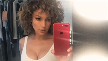 Decote generoso de Jennifer Lopez rouba a cena em foto no espelho