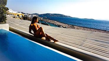Simaria "turbina" bronzeado à beira de piscina em hotel de luxo na Grécia