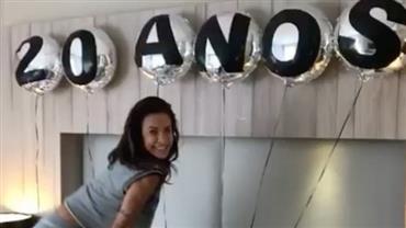 Scheila Carvalho faz "dança do bumbum" ao celebrar 20 anos de É o Tchan