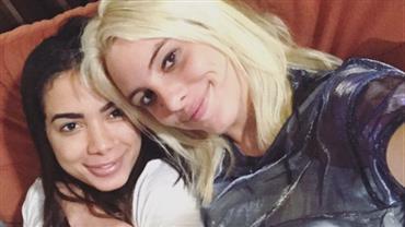 Sem maquiagem, Anitta surge quase irreconhecível em foto com amiga