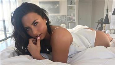 Demi Lovato sensualiza de fio dental em cima da cama e fã dispara: "lindo 'rabetão'"