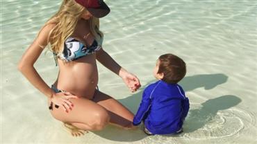 Grávida, Adriana Sant'Anna exibe barriguinha em foto com o filho