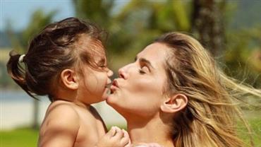 Deborah Secco beija Maria Flor em foto publicada na web: "A melhor parte das férias"