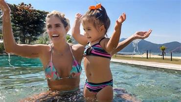 Deborah Secco brinca com Maria Flor e se derrete: "Melhor experiência que já vivi"