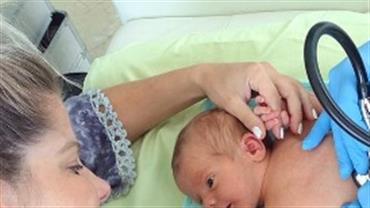 Karina Bacchi mostra filho "sorrindo" em consulta médica: "Tão frágil, tão doce"