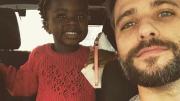 Estilosa, Titi rouba a cena em foto fofa com Bruno Gagliasso