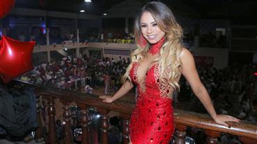 Com look super decotado, Lexa é coroada rainha de bateria da Unidos de Bangu