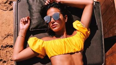 Bruna Marquezine exibe marquinha sexy ao posar de biquíni na Grécia