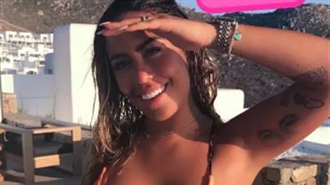 Rafaella Santos mostra corpão de biquíni durante férias na Grécia