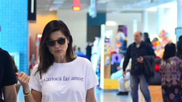 Camiseta "diferentona" de Flávia Alessandra rouba a cena durante embarque no RJ