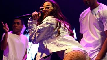 Anitta empina o bumbum em show e provoca com hot pants e "óculos 3D"