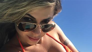 Cacau Colucci posta foto de biquíni e seios fartos impressionam seguidores