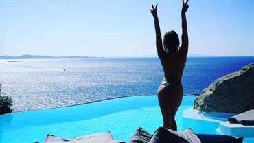 Giovanna Ewbank faz topless e esbanja corpo impecável à beira da piscina na Grécia