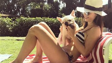 Sthefany Brito posa de biquíni e diz que cão ajuda a manter físico sequinho