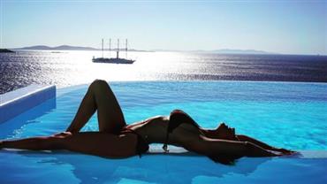 Giovanna Ewbank mostra corpo exuberante em clique só de biquíni na Grécia