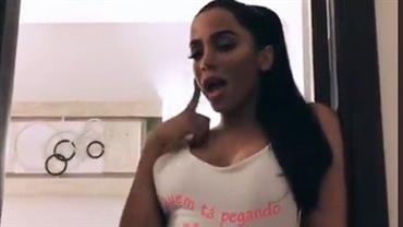 Anitta provoca de maiô cavadíssimo com frase 'sincerona'