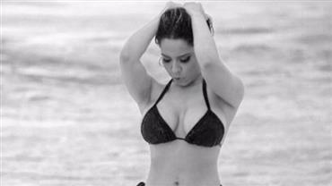Mulher Melão deixa tatuagem íntima escapar em foto de biquíni na praia
