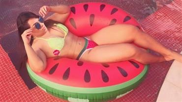 Mulher Melancia "exagera" em foto para mostrar sua fruta na piscina