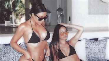 Kim Kardashian surge sensual em foto de biquíni ao lado de amiga: "Amo você"