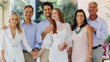 Marina Ruy Barbosa divulga nova foto do casamento ao lado da família